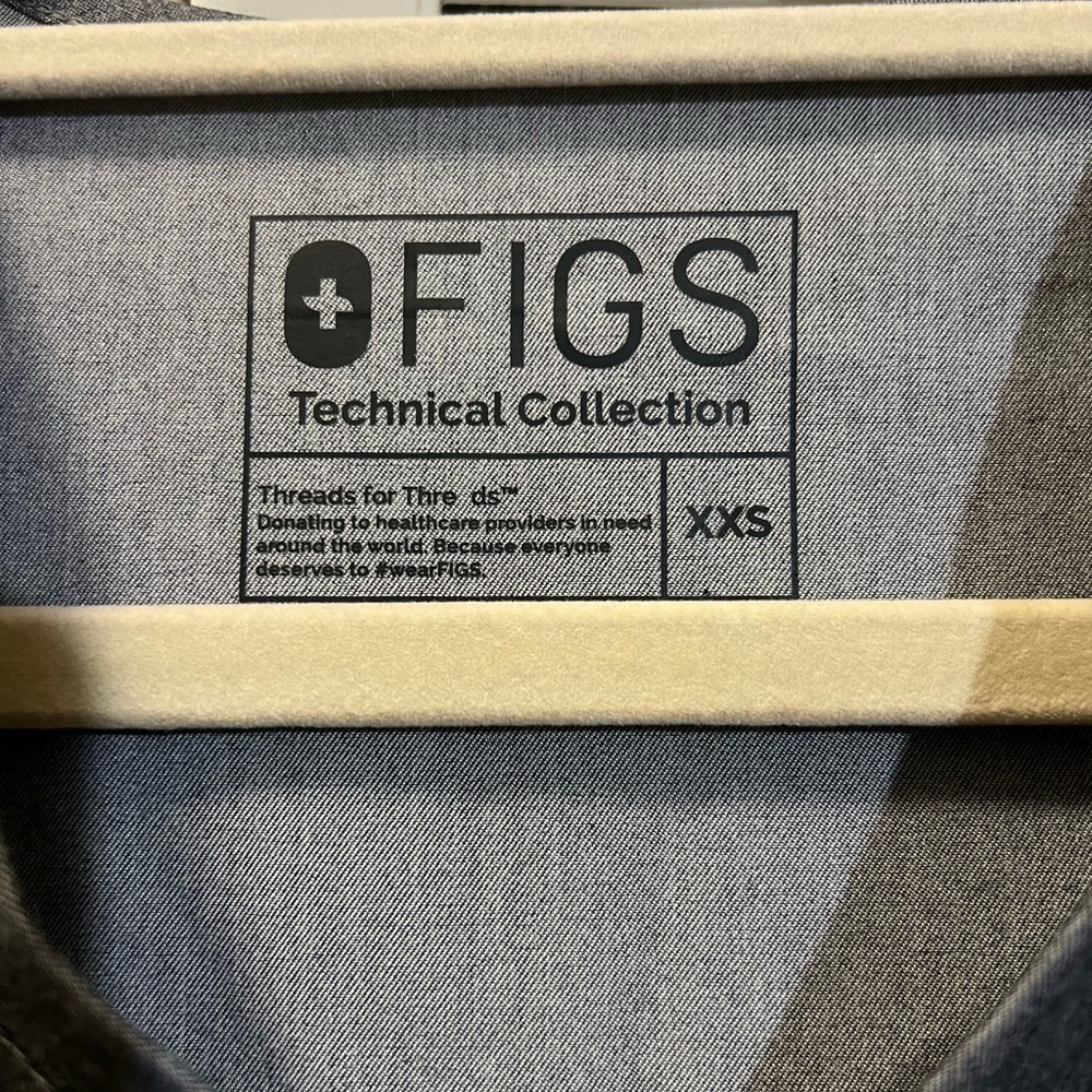 Figs Casma Three-Pocket Scrub Top FW1100 Graphite - Picture 7 of 10